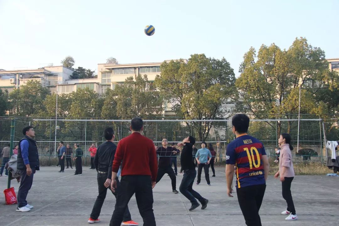 爆炸性比赛剧情迭起，众人为之惊叹