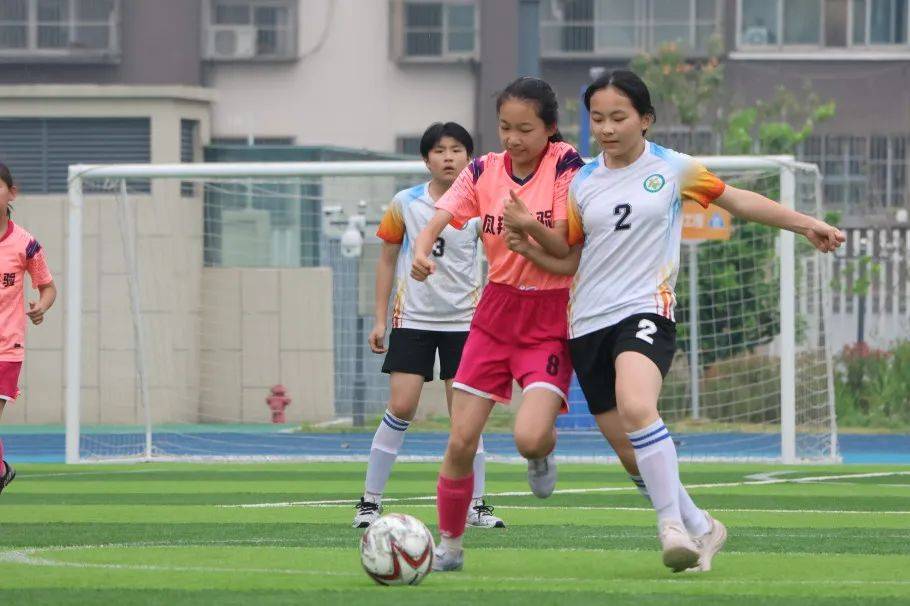 全球足球赛事盛况：女选手豪气出击斩获冠军的简单介绍