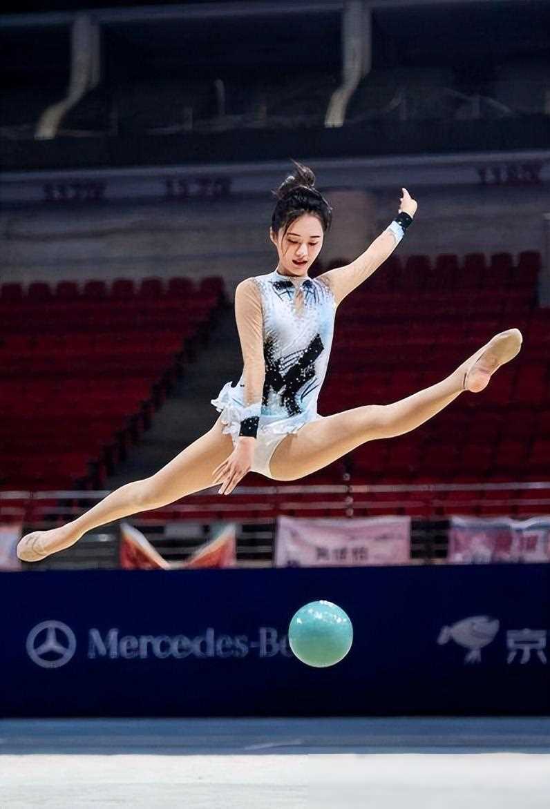高难度动作频现！体操选手飞身翻转，惊艳全场的简单介绍