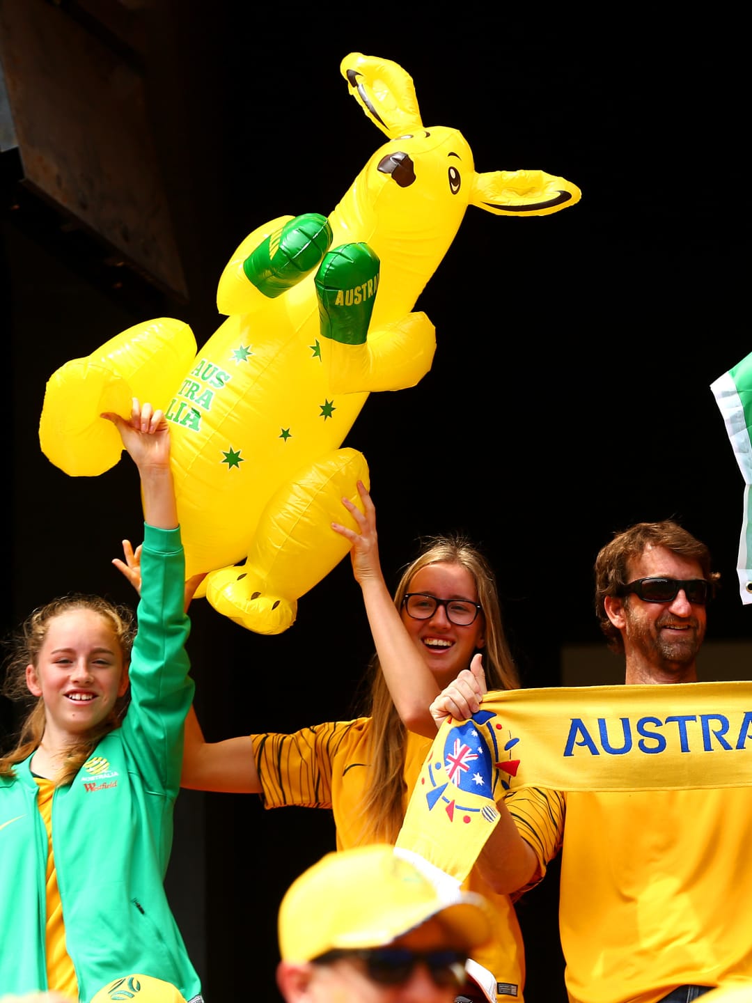 丹麦队悍然取胜，锁定晋级名额