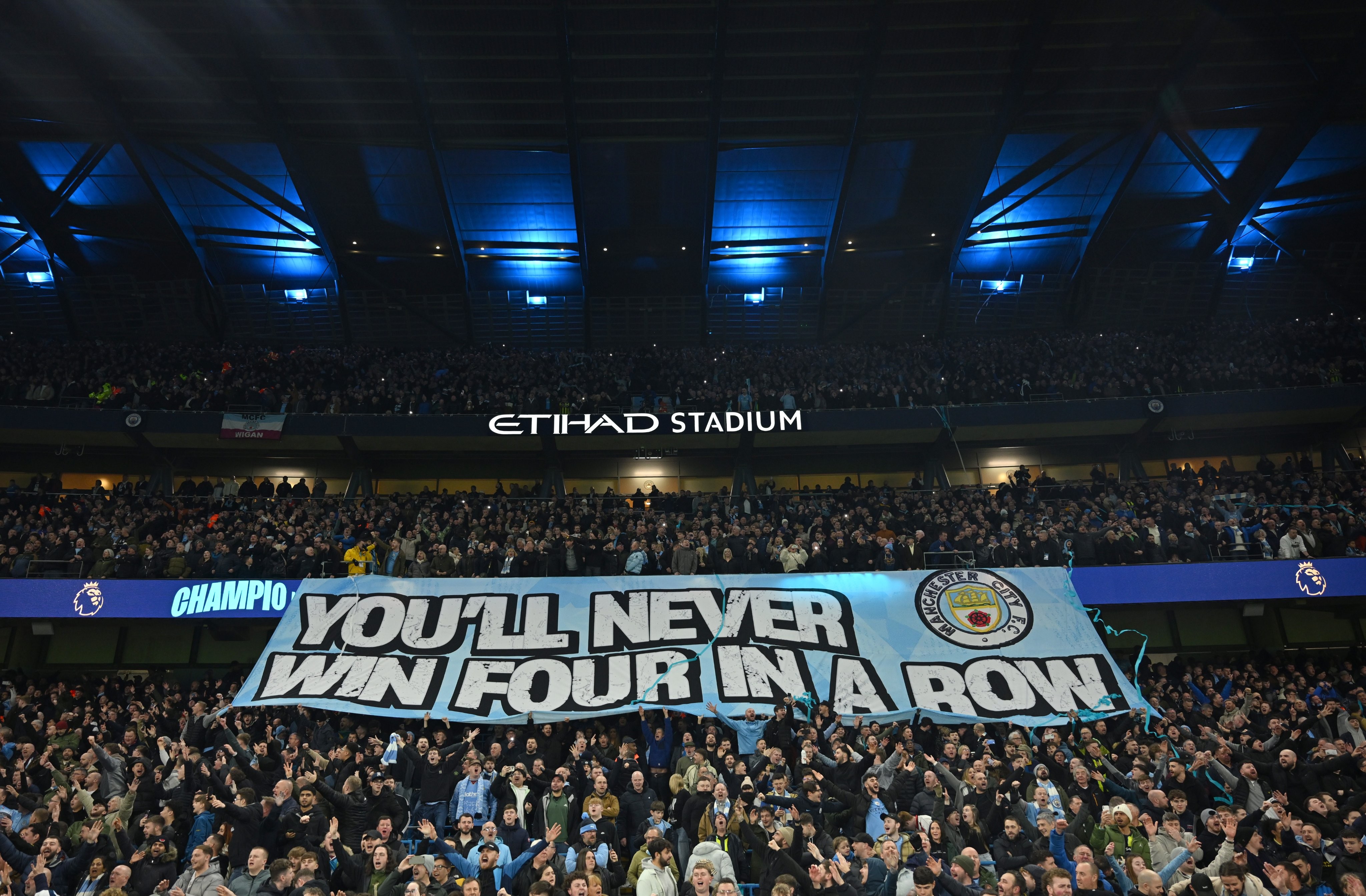 包含球迷狂欢，球场气氛火爆燃！的词条