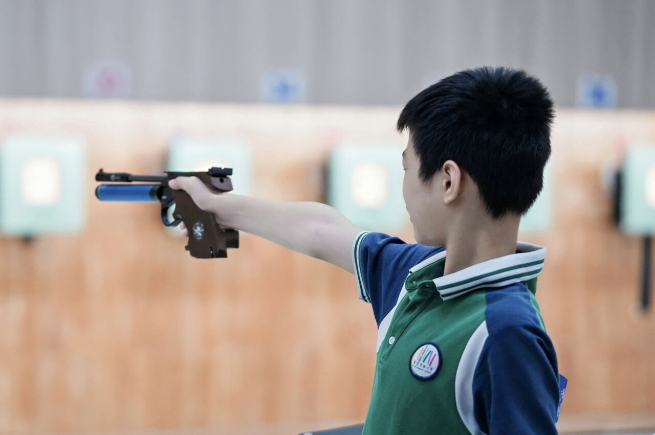 射击比赛中，选手稳定发挥击中靶心