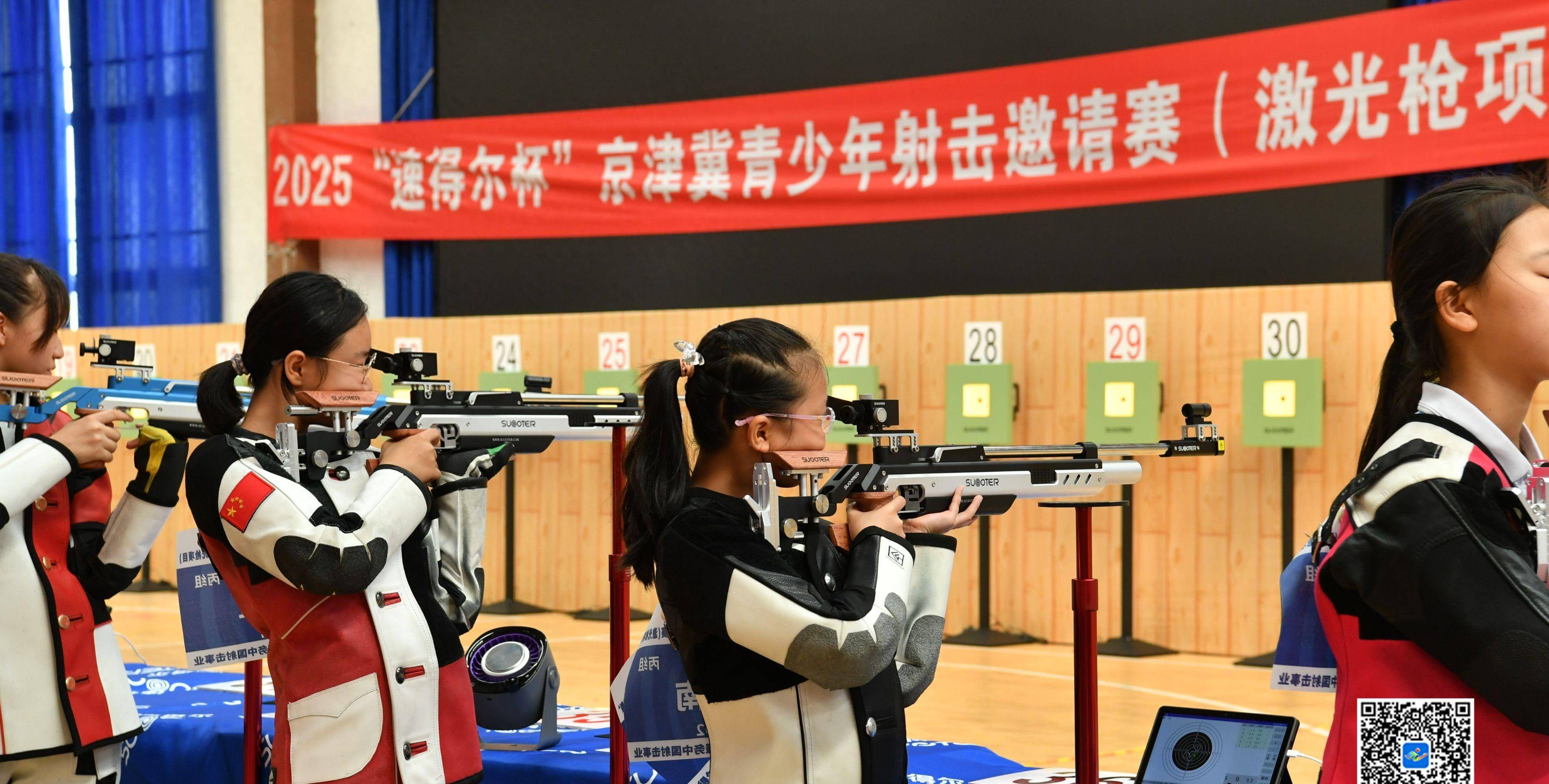 射击比赛中，选手稳定发挥击中靶心