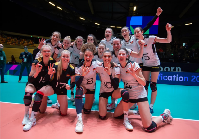 德国女子排球队奋勇团结取得胜利