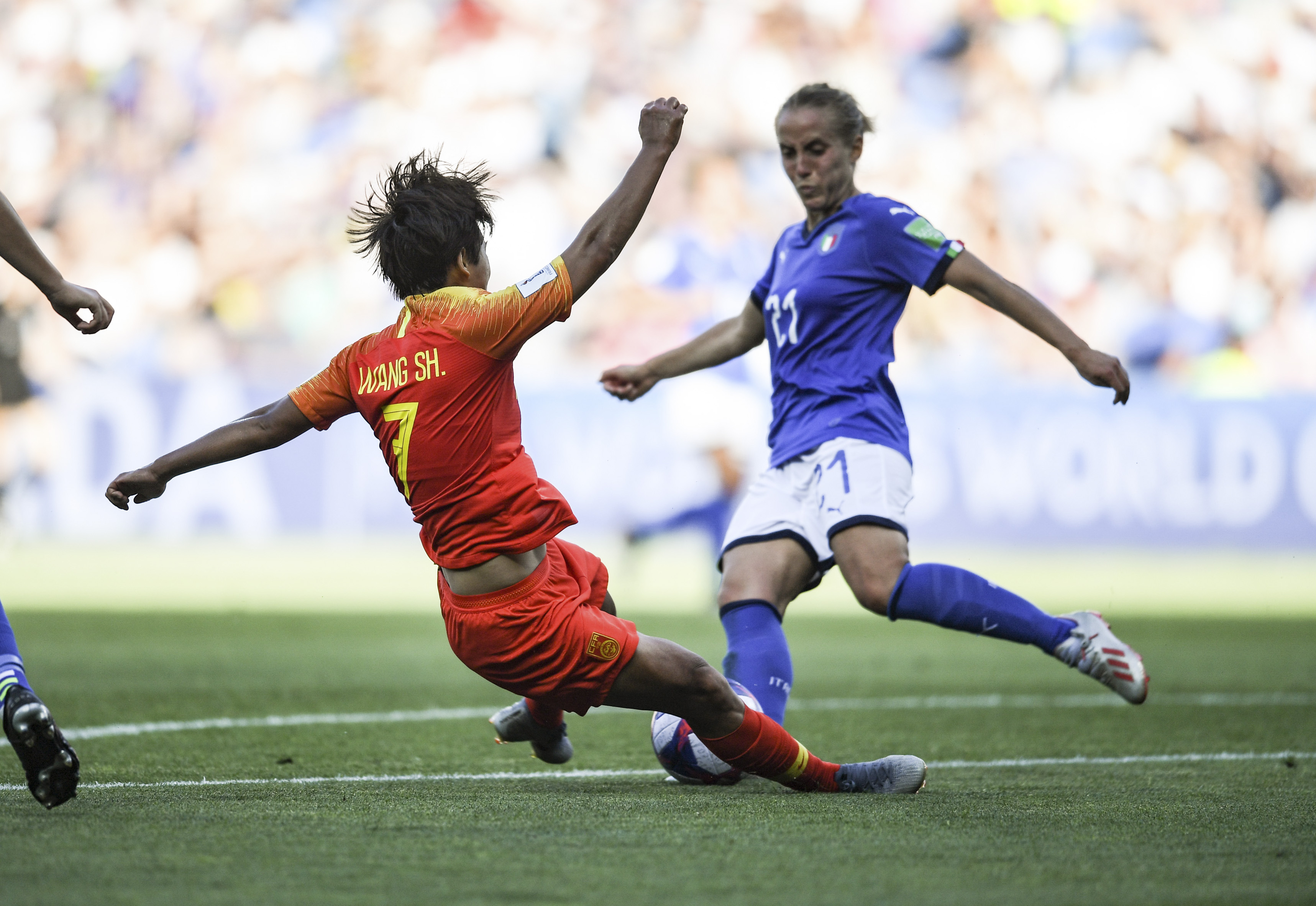 美国女足队员备战热身比赛，磨炼战斗力与配合