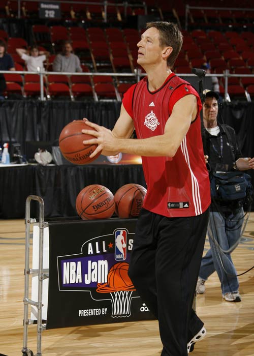 奥地利队鏖战德国队,马龙统治全场 奥地利队鏖战德国队,马龙统治全场