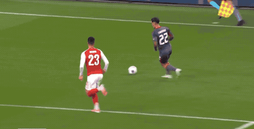 哥伦比亚碾压勒沃库森，马丁内利统治全场